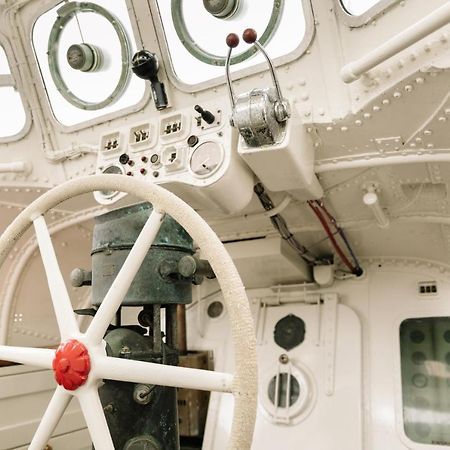 Reddingsboot Harlingen Boat Hotel Екстериор снимка