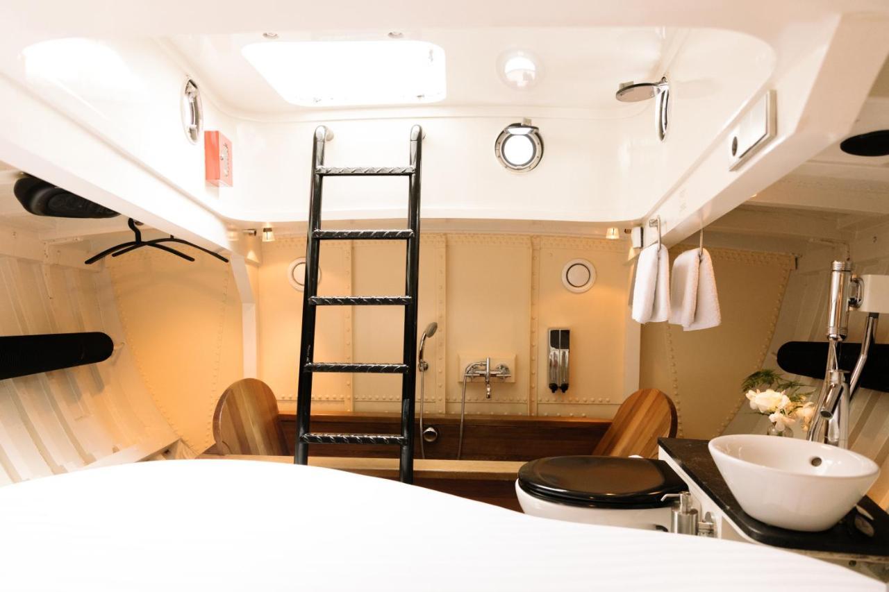 Reddingsboot Harlingen Boat Hotel Екстериор снимка