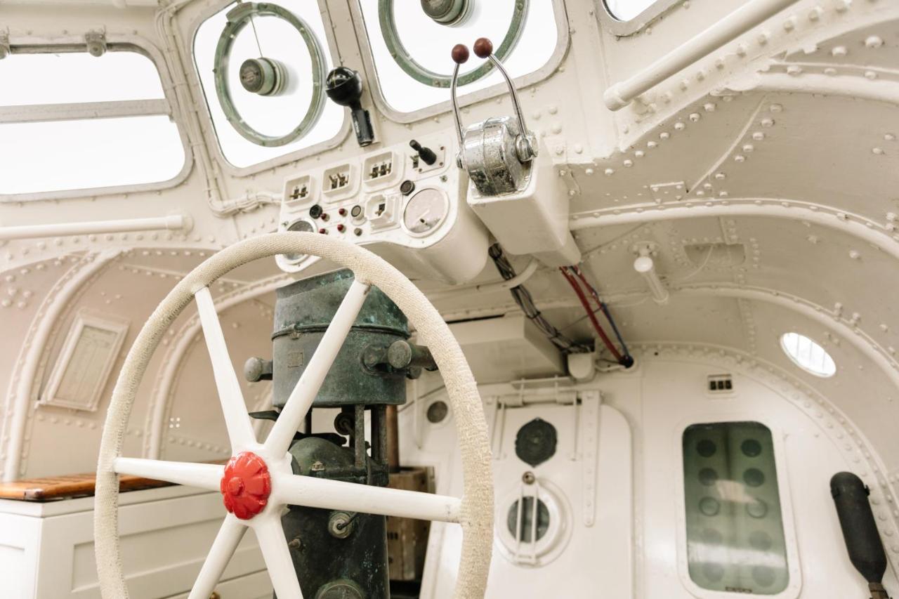 Reddingsboot Harlingen Boat Hotel Екстериор снимка