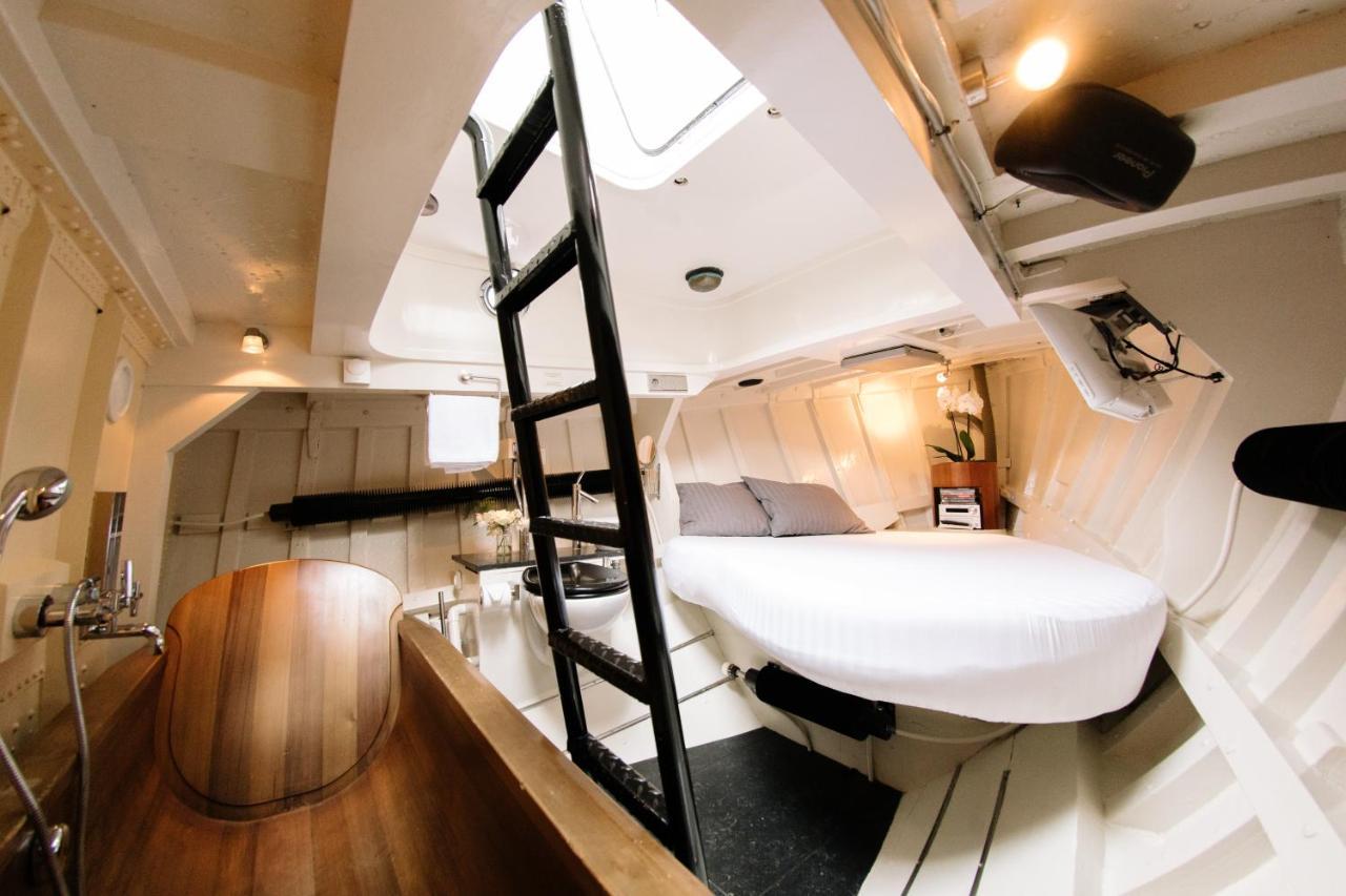 Reddingsboot Harlingen Boat Hotel Екстериор снимка