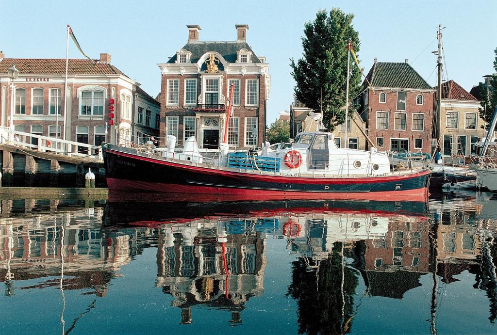Reddingsboot Harlingen Boat Hotel Екстериор снимка
